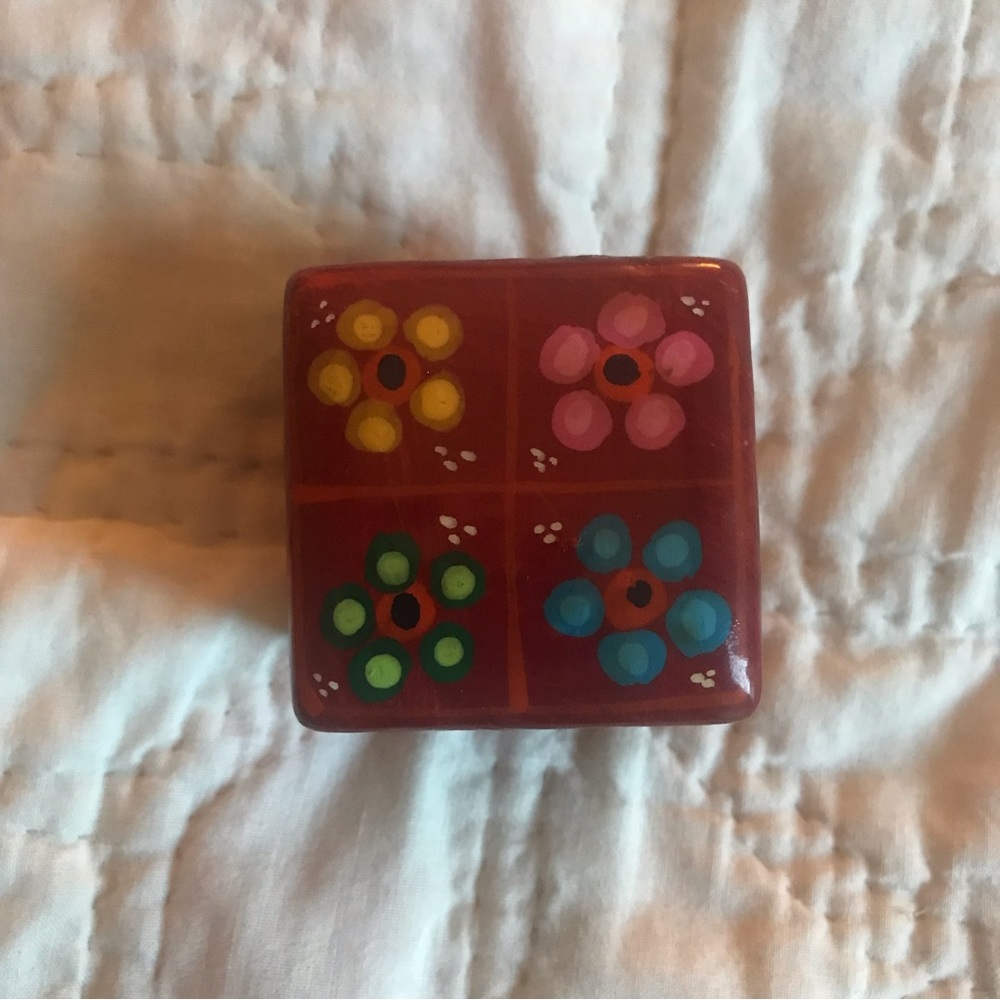 Red painted box - Picture 2 of 4